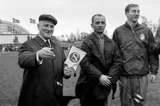Stig Svensson, ordförande i Öster, Vilmos Varszegi,