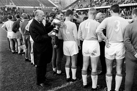 Ordförande Eric Persson, Malmö FF med von Rosens pokal.