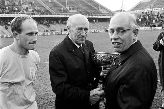 Ingvar Svahn och ordförande Eric Persson, Malmö FF med