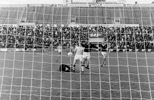 Situation framför AIK:s målvakt Leif Hult