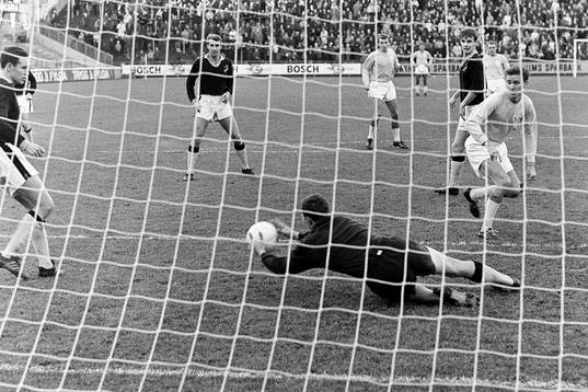 Situation framför AIK:s målvakt Leif Hult