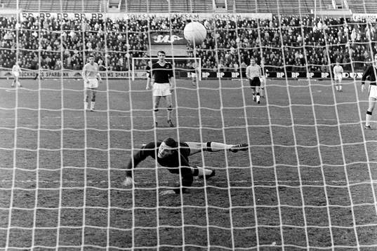 Situation framför AIK:s målvakt Leif Hult