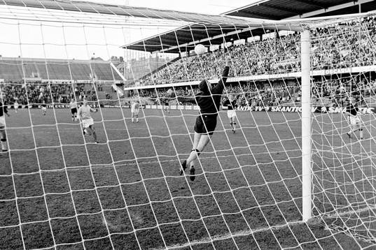 Leif Hult, målvakt i AIK får sträcka ut