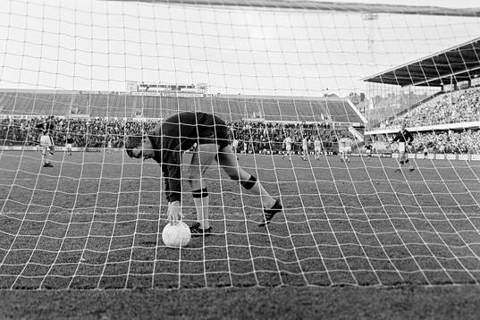 Bollen i mål bakom Leif Hult, målvakt i AIK