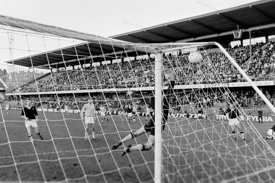 Leif Hult, målvakt i AIK får sträcka ut