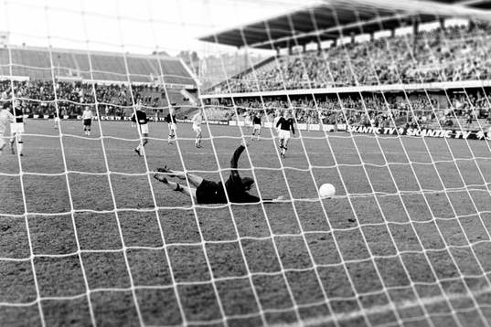 Leif Hult, målvakt i AIK får sträcka ut