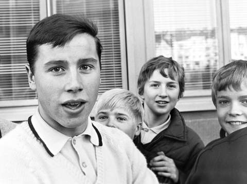 Sveriges Roy Andersson med unga supporters