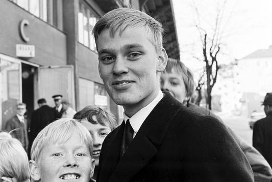 Sveriges målvakt Ronnie Hellström med unga supporters