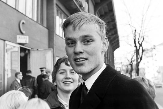 Sveriges målvakt Ronnie Hellström med unga supporters