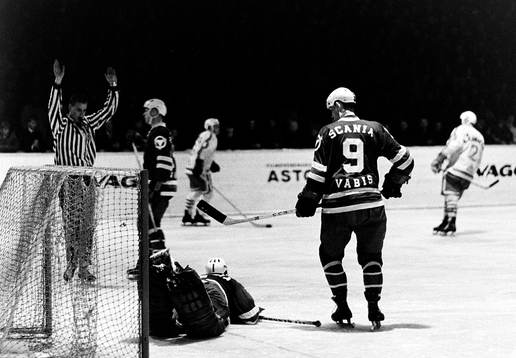 Södertäljes målvakt Kjell Svensson med pucken i säkert