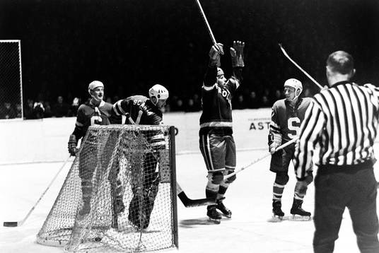 Ronald Pettersson och Frölunda jublar fetr mål
