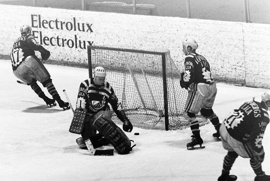 Pucken i mål bakom färjestads målvakt