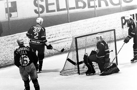 Pucken i mål bakom djurgårdens målvakt
