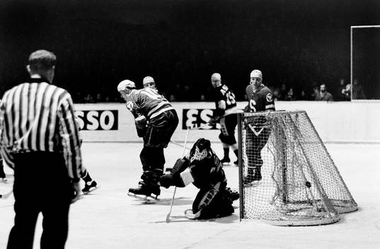 Pucken i mål bakom västerås målvakt