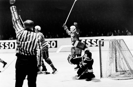 Pucken i mål bakom västerås målvakt och jubel i