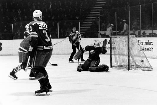 Pucken i mål bakom djurgårdens målvakt