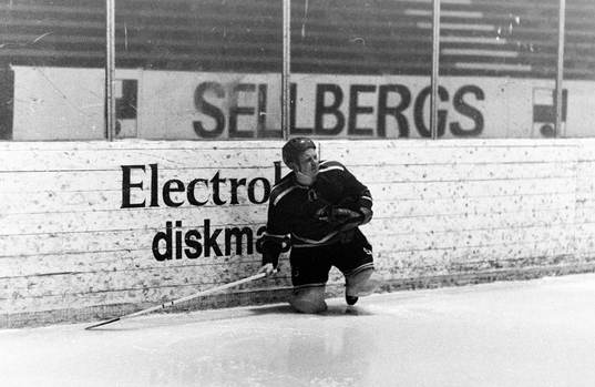 En tranebergsspelare ligger kvar vid sargen