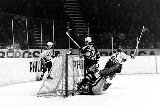Pucken i mål bakom Leif Holmqvist, målvakt i AIK