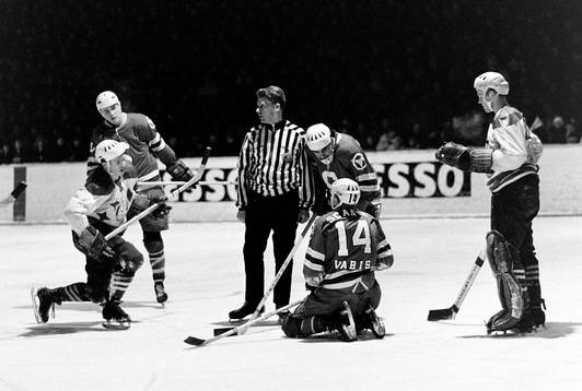 Domaren i samtal med spelarna