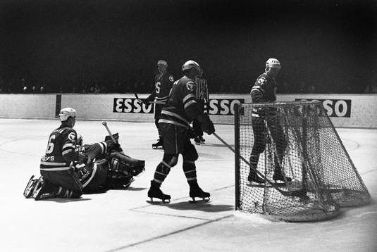 Pucken i mål bakom södertäljes målvakt