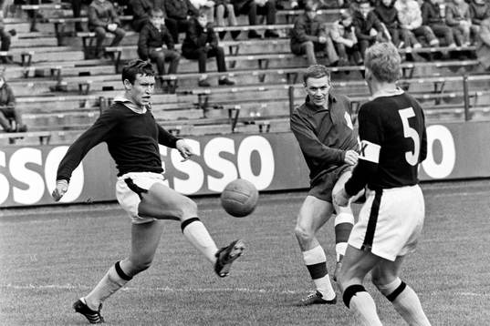 Harry Bild, Öster slår bollen förbi Roland Grip, AIK