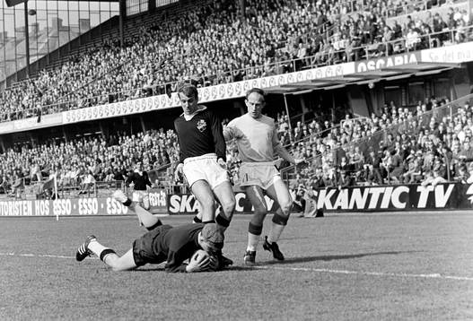 Malmös Ingvar Svahn framför Leif Hult, målvakt i AIK