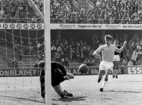 Malmös Dag Szepanski framför Leif Hult, målvakt i AIK