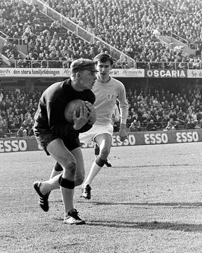 Malmös Dag Szepanski framför Leif Hult, målvakt i AIK