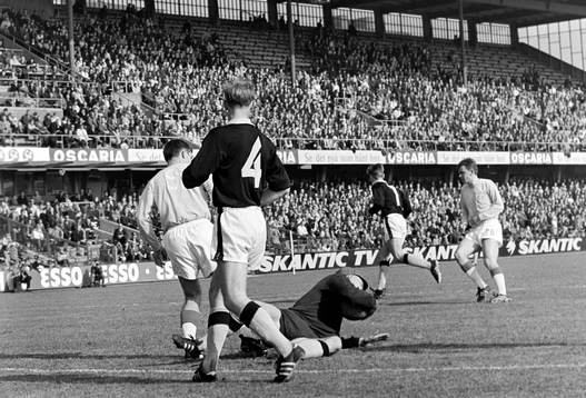 Leif Hult, målvakt i AIK med bollen i famnen