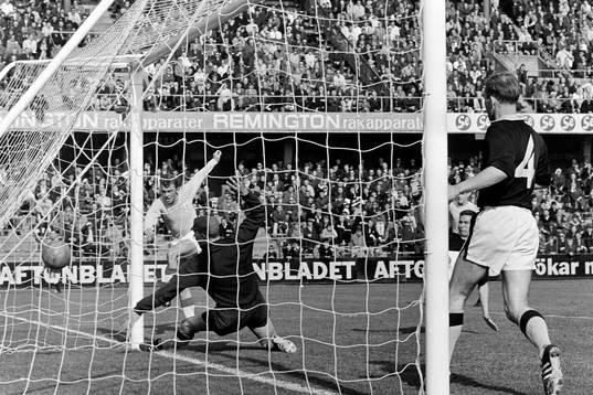 Malmös Curt Olsberg gör 0-1 på Leif Hult, målvakt i AIK
