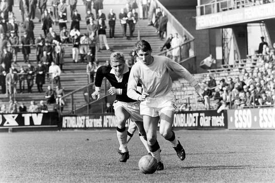 Anders Ljungberg, Malmö med bollen jagas av Jim Nildén,