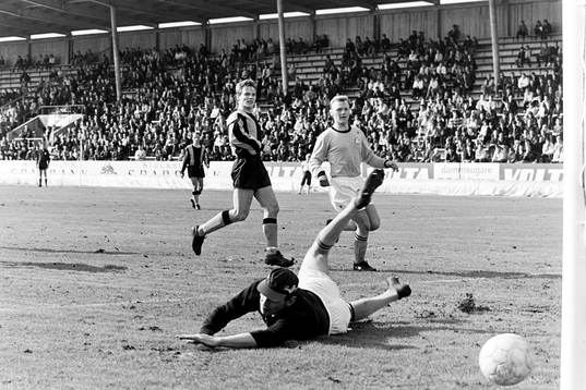 Hammarbys femmålsskytt Rolf Andersson gör ett av sina mål