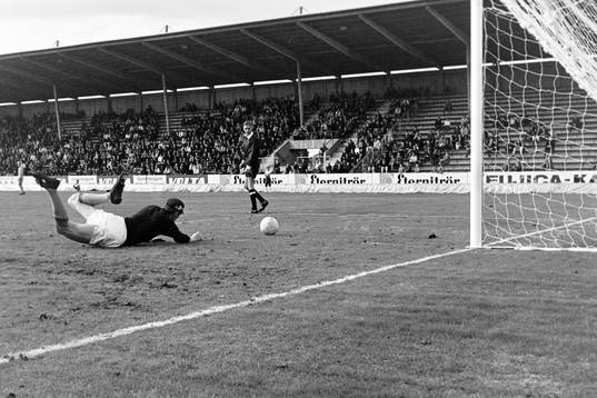Domaren Hans Ohlsson, Linköping ser bollen rulla utanför