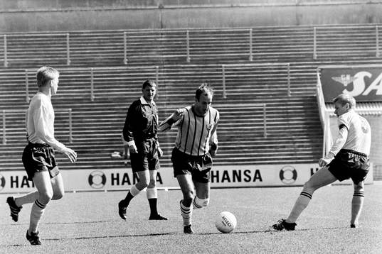 Djurgårdens Sven Lindman med bollen