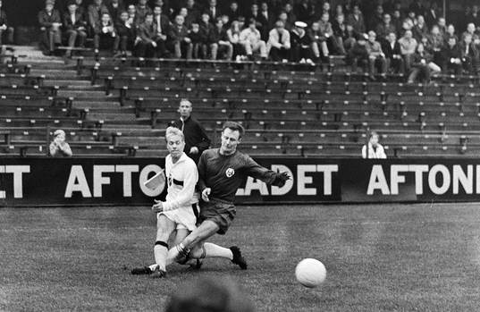 Björn Carlsson, AIK med ett inlägg