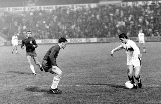 Lennart Backman, AIK med bollen