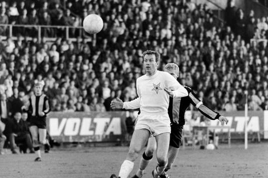 Hammarbys Tom Turesson i kamp om bollen