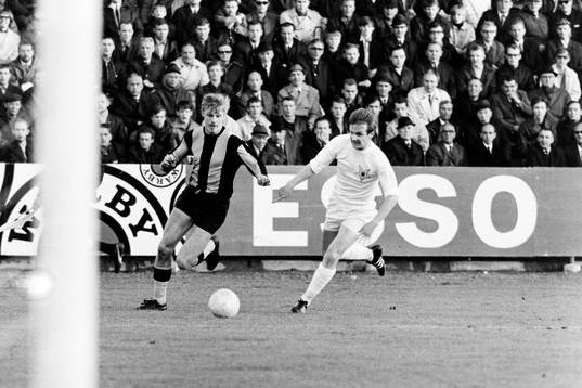Hammarbys Rolf Andersson med bollen