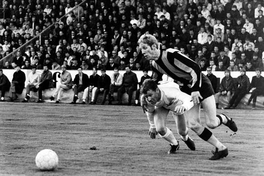 Hammarbys Lars Lundqvist i kamp om bollen