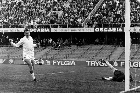 Curt Olsberg, Malmö framför Ronney Pettersson, målvakt i