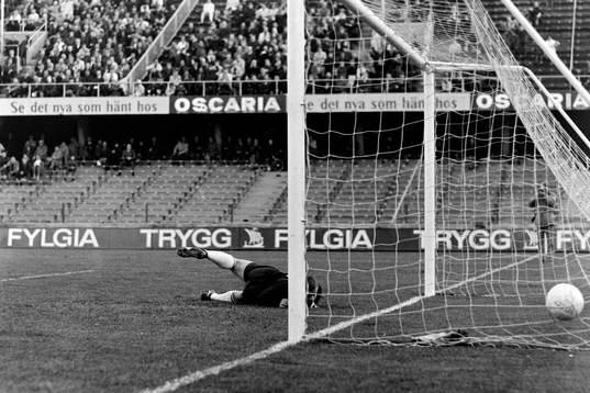 Bollen i mål bakom Ronney Pettersson, målvakt i