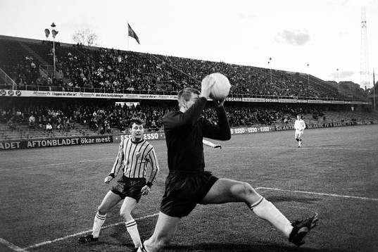 Ronney Pettersson, målvakt i Djurgården med bollen och