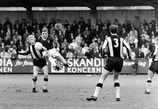 Tom Turesson, Hammarby till vänster i kamp om bollen