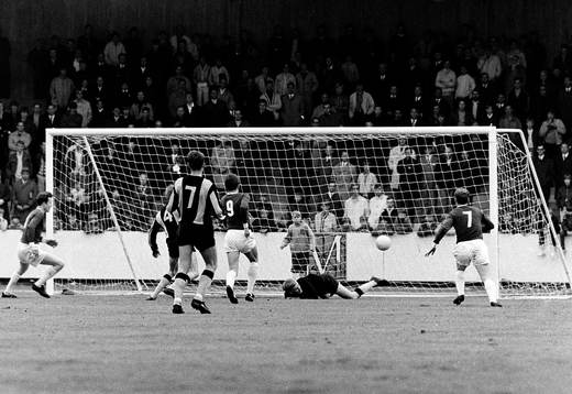 Bollen i mål bakom hammarbys målvakt Ronnie Hellström