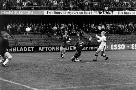 Björn Carlsson, AIK framför Bengt Lindström, målvakt i