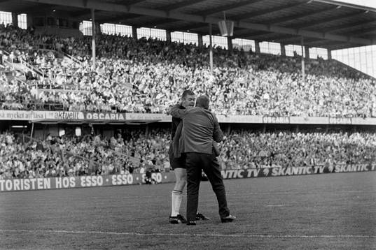 En supporter har tagit sig in på planen och är framme hos