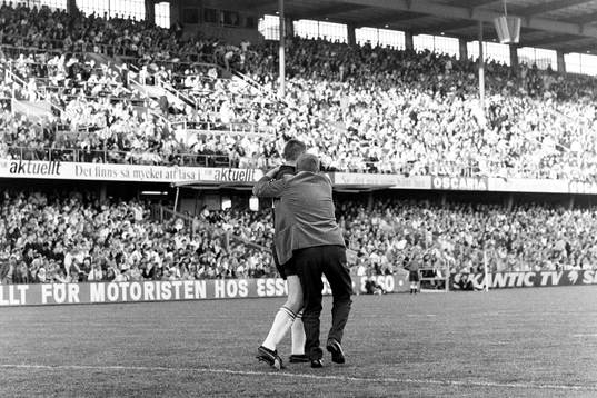 En supporter har tagit sig in på planen och är framme hos