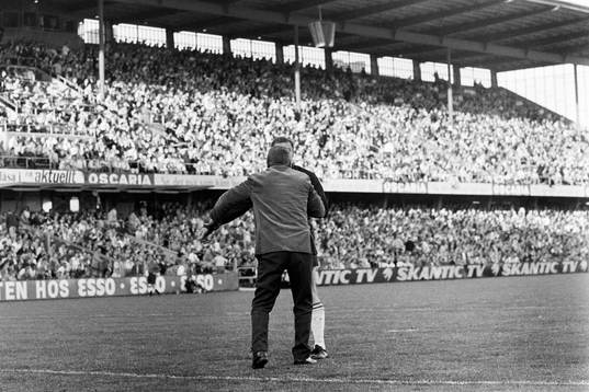 En supporter har tagit sig in på planen och är framme hos