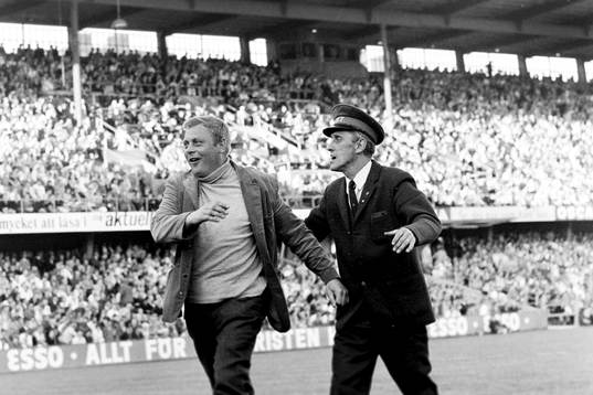 En supporter har tagit sig in på planen och är framme hos