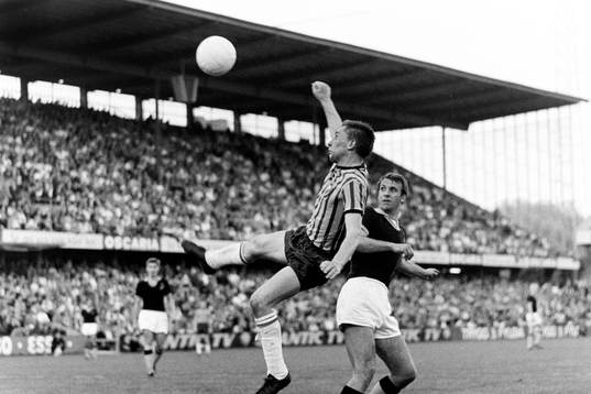 Owe Ohlsson, AIK ser på när en djurgårdspelare tar hand